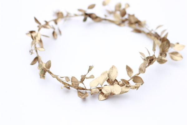 DIY: How to make a holiday leaf crown